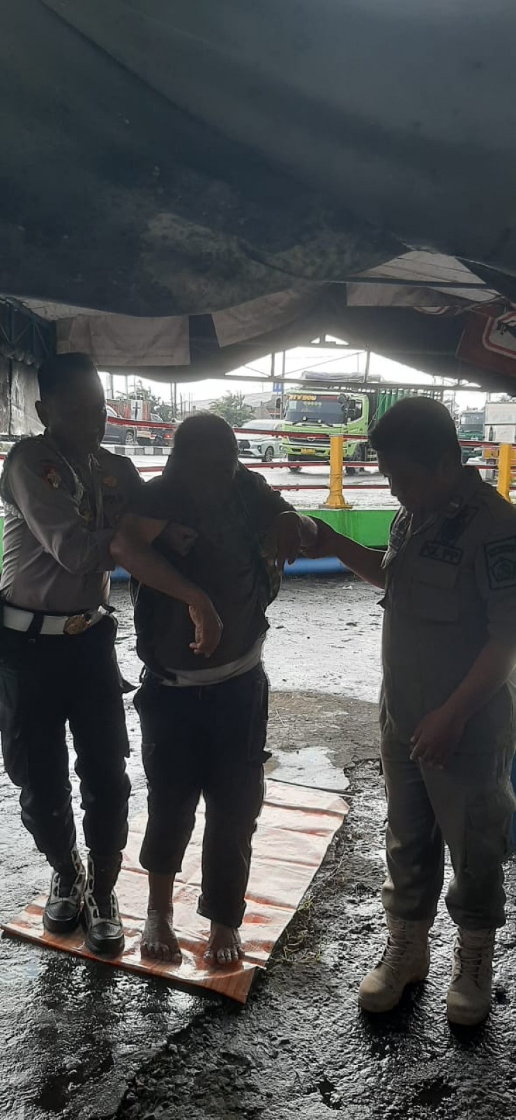 Respon Cepat Polsek Taman Tangani Adanya Warga Tergeletak Tanpa Identitas