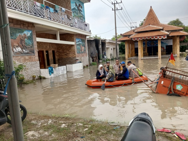 Kapolsek Krian Tinjau Banjir Luapan Sungai Mas di Desa Barengkrajan