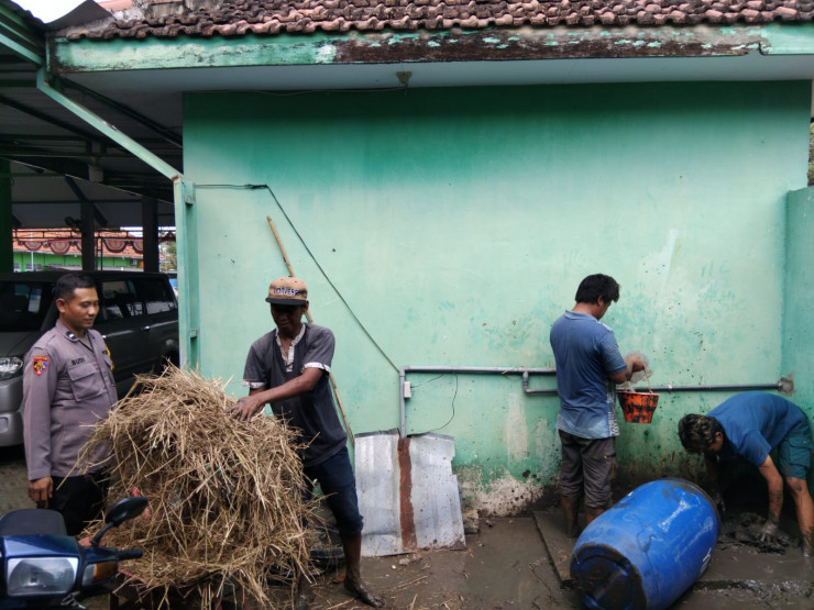 Dukung Ketahanan Pangan, Bhabinkamtibmas Krembung Sambangi Peternak Belut