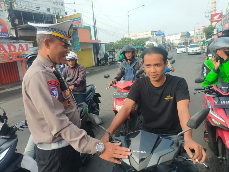 Upaya Humanis Anggota Polsek Krian Edukasi Pengendara Tanpa Helm