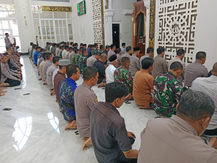 Kebersamaan di Tengah Aksi Penyampaian Pendapat di Mapolresta Sidoarjo