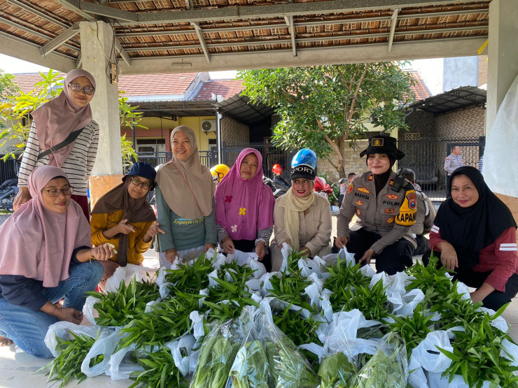Polsek Sedati Bersama Warga Swan Regency Buncitan Panen Perdana Ketahanan Pangan