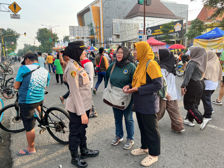 Polwan Polresta Sidoarjo Humanis Amankan Car Free Day Alun-alun Sidoarjo