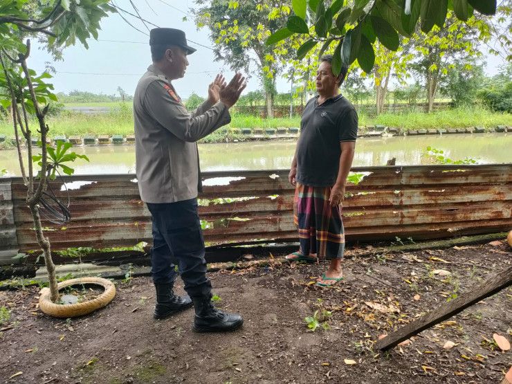 Bhabinkamtibmas Pademonegoro Polsek Sukodono bersama Warga Tinjau Kolam untuk Budidaya Ikan Dukung Program Ketahanan Pangan