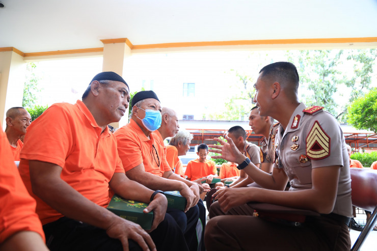 Taruna Akademi Kepolisian Gelar Bakti Sosial di Rumah Perlindungan Lansia