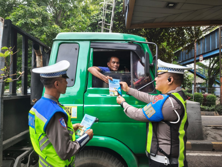 Ditlantas Polda Jatim Tertibkan Penggunaan Lajur Jalan Tol