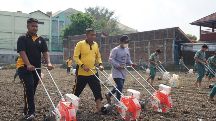 Dukung Ketahanan Pangan, Polresta Sidoarjo Bersama Santri Bumi Sholawat Tanam Jagung