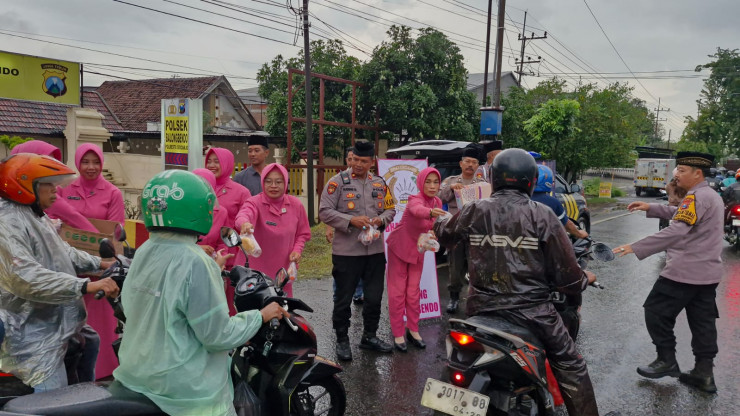 Ramadhan berbagi kepedulian Polsek Balongbendo dan Bhayangkari Bagikan Paket Takjil ke Pengguna Jalan
